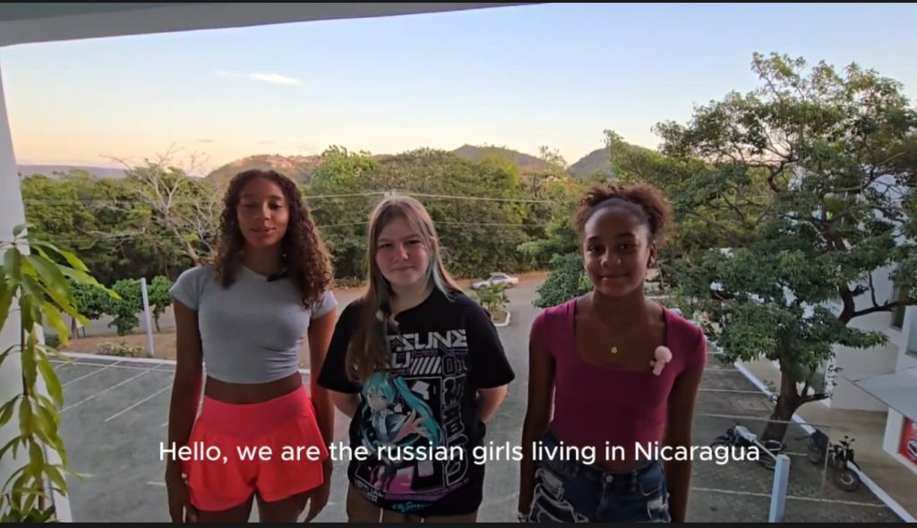 Победительницы конкурса «Расскажи миру о своей Родине» Эмилия (в центре), Кристиана и Лавиния