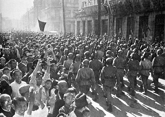 Войска Красной армии вступают в освобождённый Харбин, 21 августа 1945 года. Фото: Mil.ru / ru.wikipedia.org