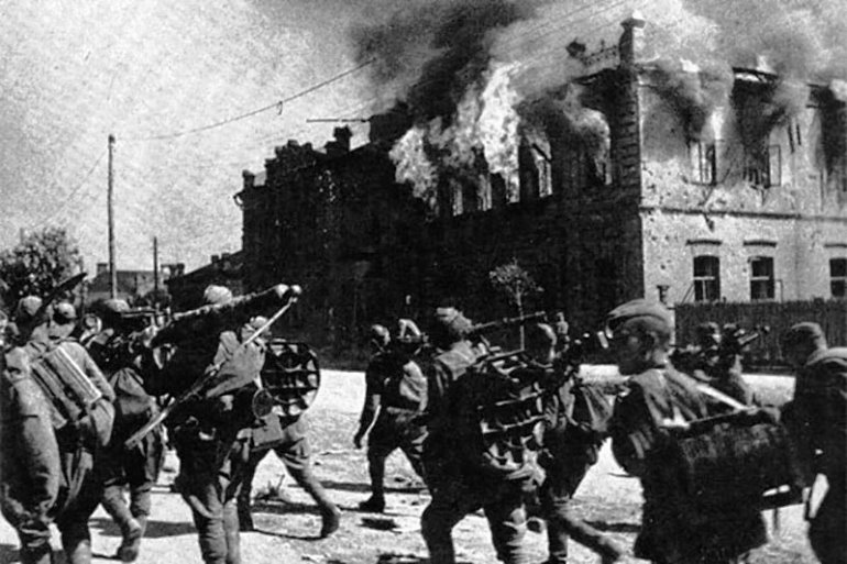 Советские войска входят в Бобруйск. Фото: wiki.bobr.by
