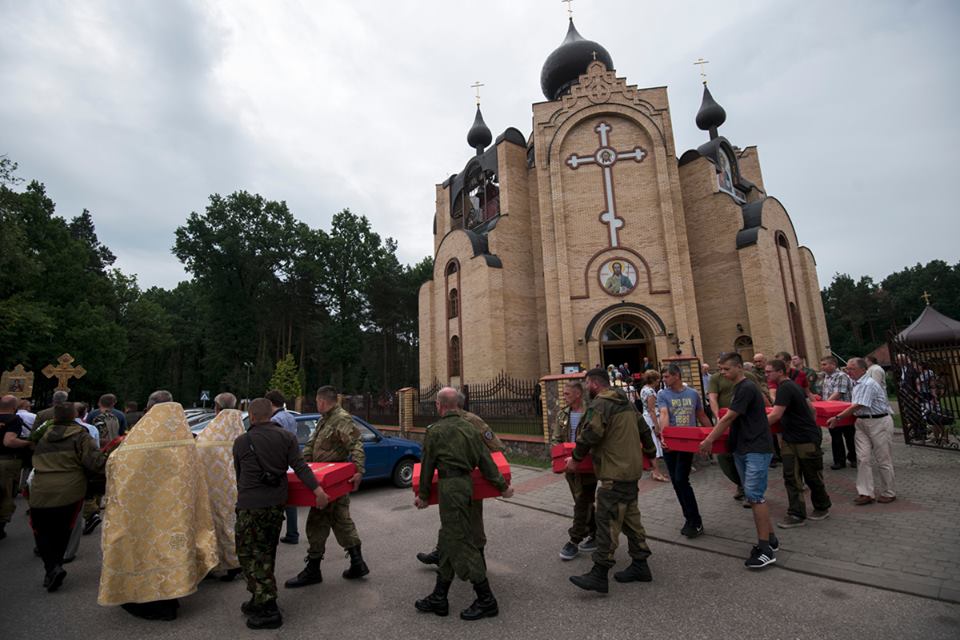 Церемония перезахоронения останков красноармейцев в Гайновке. Фото: RSKO/Facebook