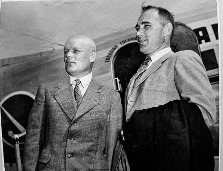 А. К. Репин (справа) и Ф. И. Голиков перед вылетом в Нью-Йорк. Фото из семейного архива