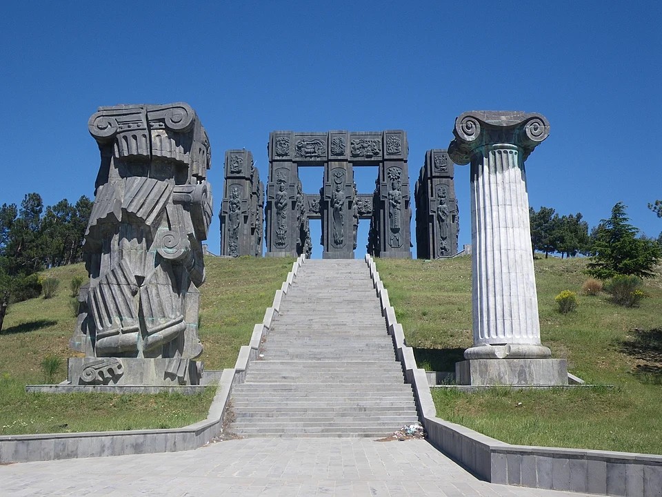 Монумент «История Грузии» в Тбилиси. Фото: mischvalente / wikipedia.org###https://ru.wikipedia.org/wiki/%D0%9B%D0%B5%D1%82%D0%BE%D0%BF%D0%B8%D1%81%D1%8C_%D0%93%D1%80%D1%83%D0....