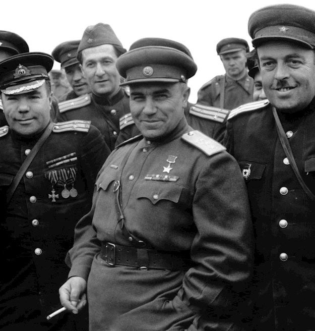 Генерал Н. Э. Берзарин в окружении советских офицеров, 16 – 20 апреля 1945 г. Перед взятием Зееловских высот. Фото: bersarin.artozon.ru###https://bersarin.artozon.ru/?id=3