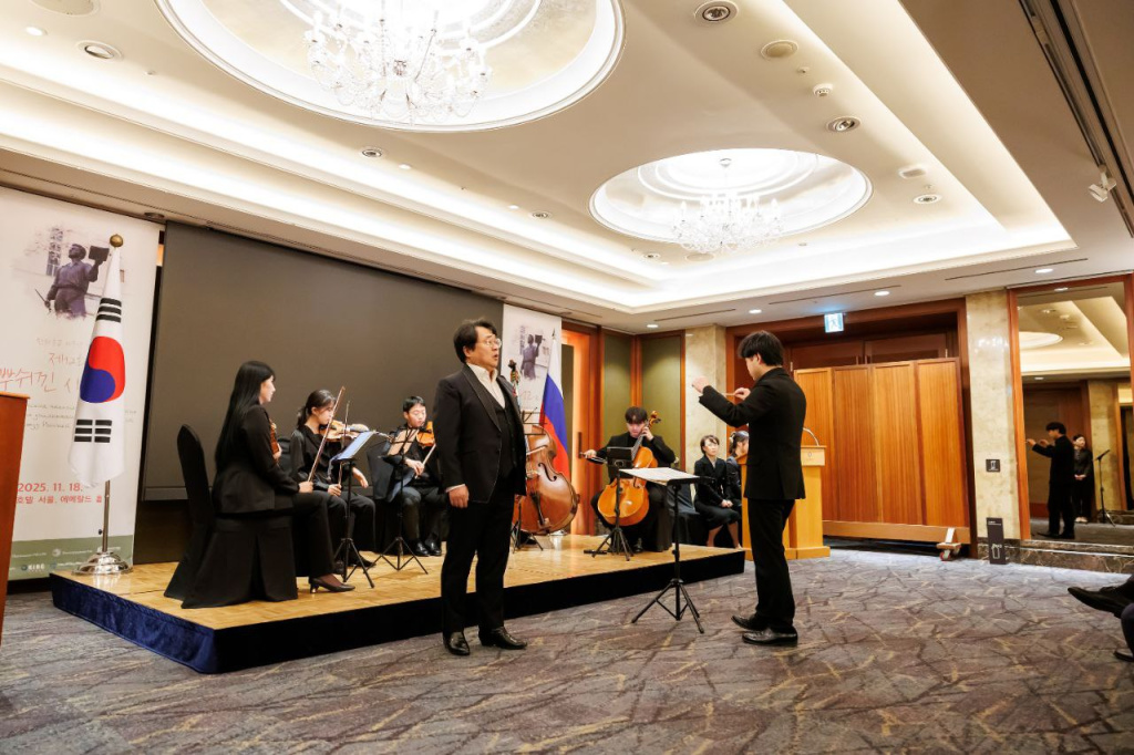 Выступление баса Ли Ён Сон.jpg