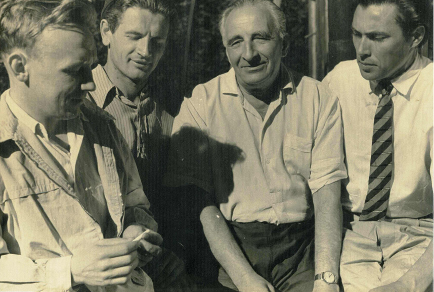 В кругу молодых коллег. Фото: Институт экологии растений и животных УрО РАН ###https://ipae.uran.ru/memorial/n.v.kulikov