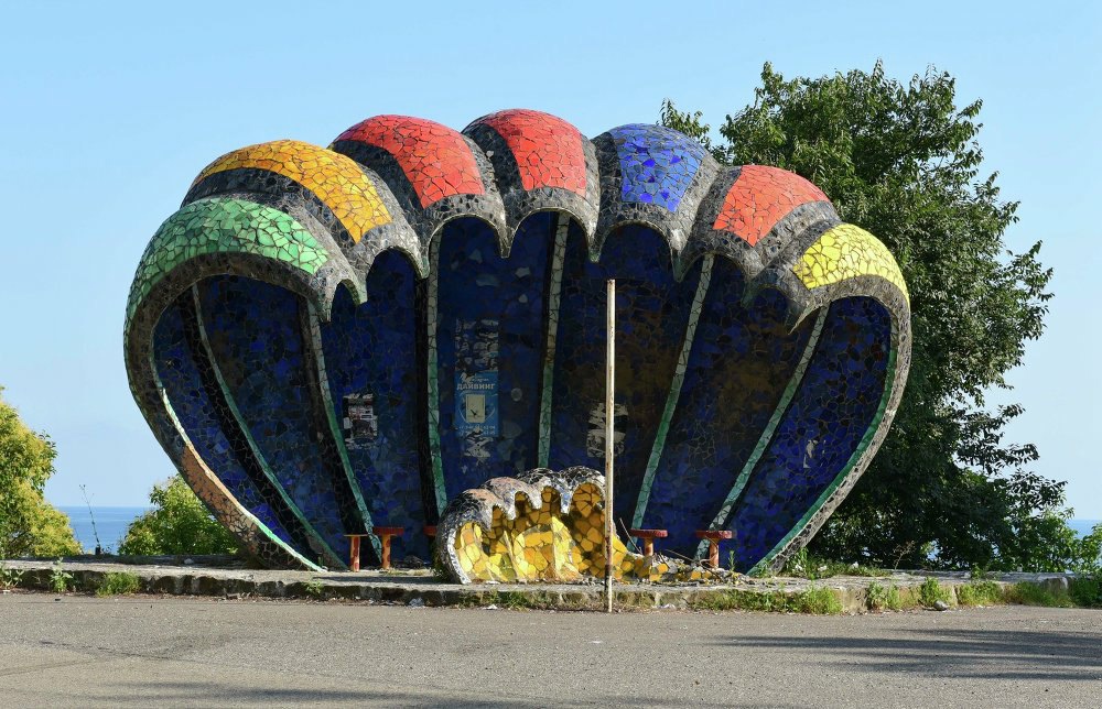 Автобусная остановка в Гаграх, автор – З. Церетели. Фото: Я ЛЮБЛЮ ЛАЗАРЕВСКОЕ Сочи / ВКонтакте###https://vk.com/wall-34100569_354681?ysclid=m9smbfgzgj65198016