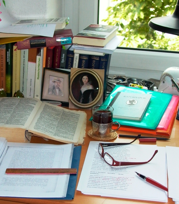 Рабочий стол переводчицы. Фото предоставлено В. Бишицки