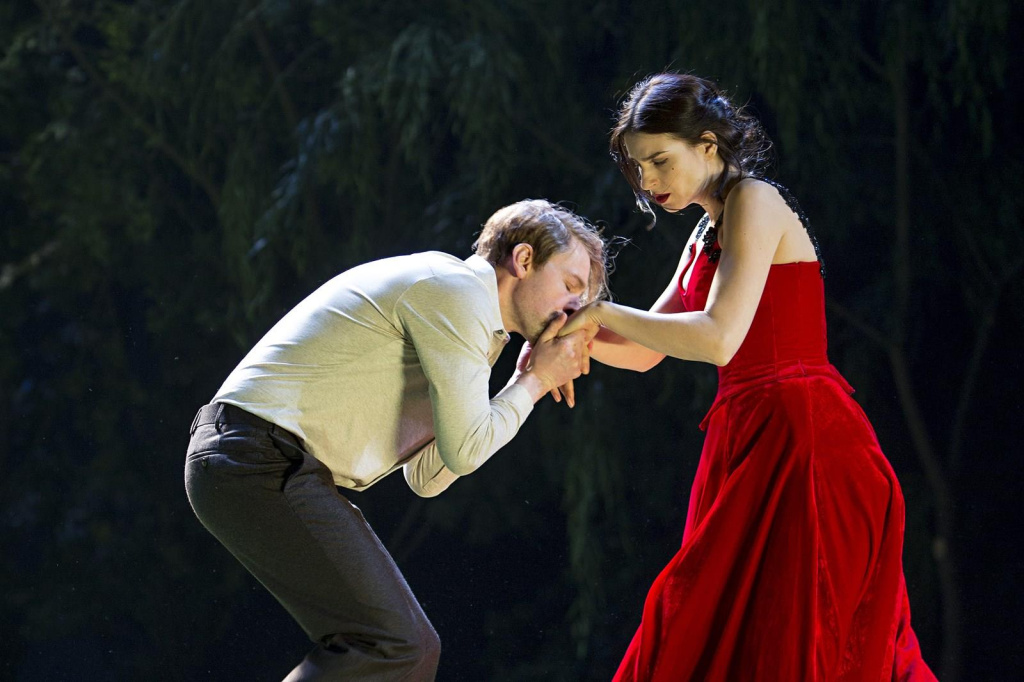 Евгений Онегин Берлин.jpg «Евгений Онегин» в берлинском музыкальном театре «Комише опер»