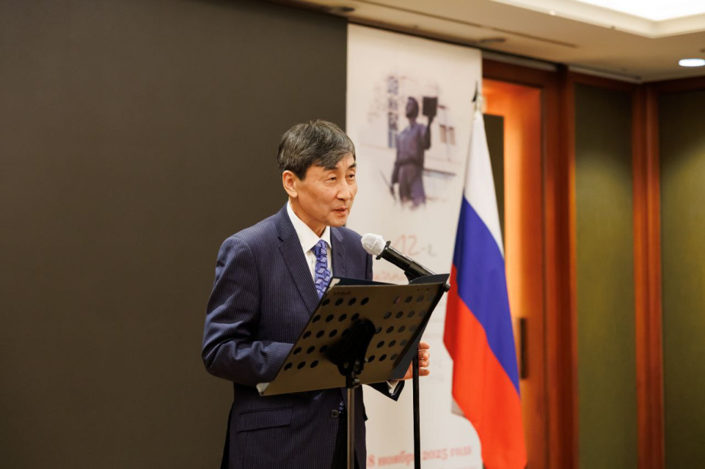 выступление чтеца Ли Чонголь.jpg