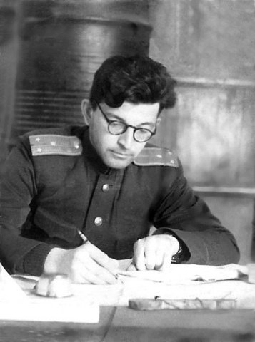 Аркадий Стругацкий - молодой военный переводчик. Фото: Городская библиотека имени А. и Б. Стругацких / ВКонтакте###https://vk.com/wall-116043313_8680