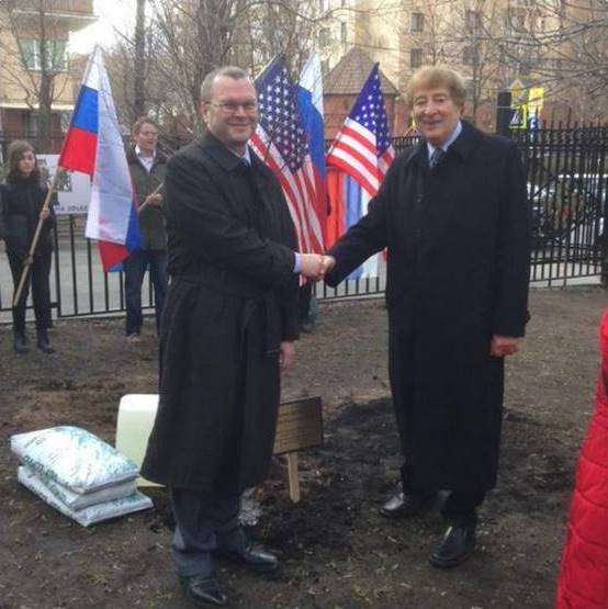 Посадка Дерева дружбы народов России и США в Москве. Фото: твиттер Посольства США в РФ