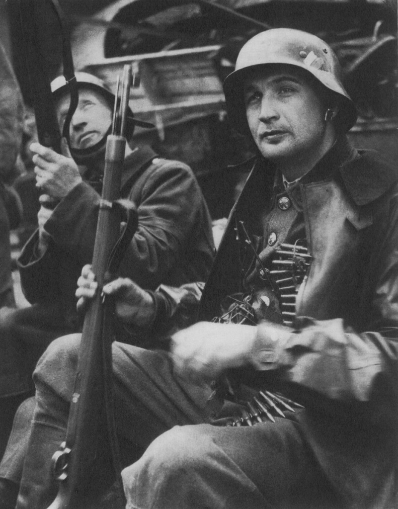 Пражские повстанцы в немецком обмундировании и с немецким оружием (карабинами Mauser 98k) на одной из уличных баррикад, май 1945 г. Источник фото: http://waralbum.ru
