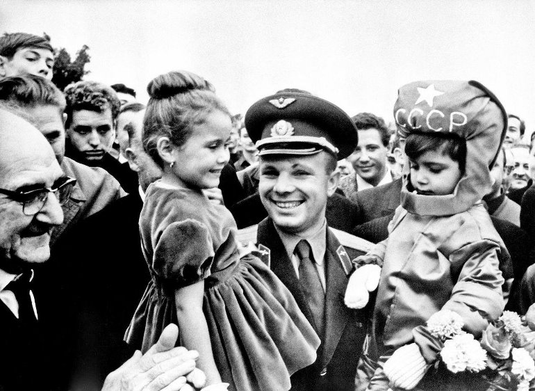 Юрий Гагарин во Франции, 1963 г. Фото:fishki.net### https://fishki.net/2956868-interesnye-i-redkie-fotografii.html/gallery-6567618/