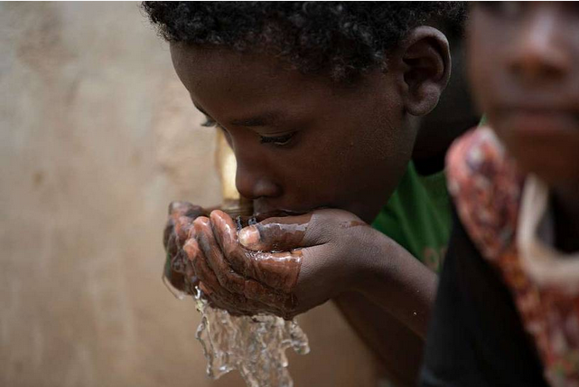 Фото: Defense Visual Information Distribution Service / picryl.com (Public Domain Dedication)###https://picryl.com/ru/media/a-nigerien-boy-drinks-water-from-a-well-outside-of-0aeb08