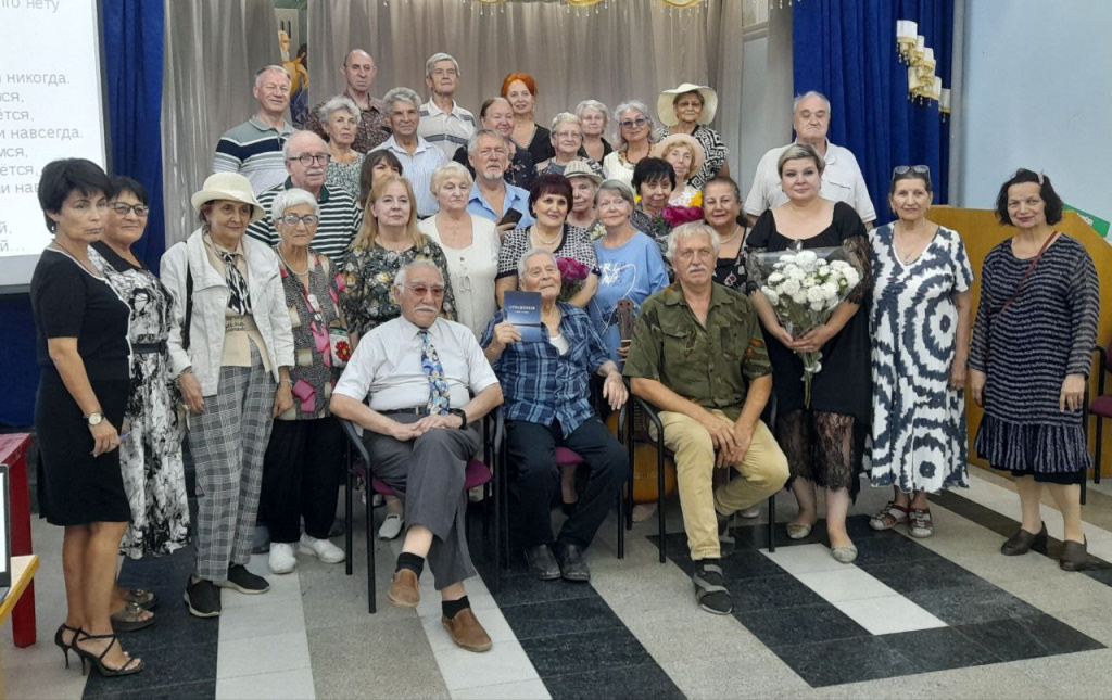 Авторы сборника "Отражения" и участники ЛТО "Данко". Фото предоставлено Татьяной Грушиной