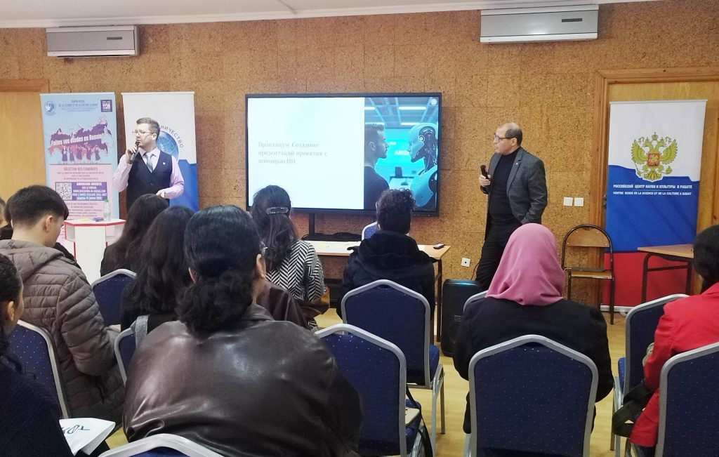 Муншид Абделлатиф (справа) в Российском центре науки и культуры