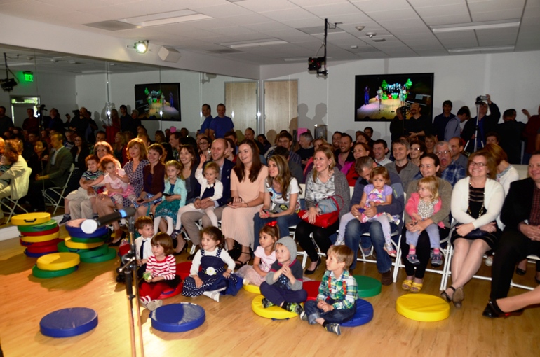 Ежегодный весенний концерт школы «Россинка»: дети танцуют, поют, читают стихи