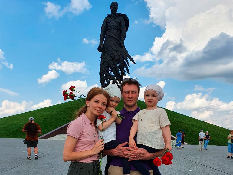Скульптор Андрей Коробцов с семьёй на Ржевском мемориале. Фото: «ТИА»###https://tvernews.ru/uploads/CbrEvb7bPOv9x7CwzglDAxGIb4sTrO.jpg