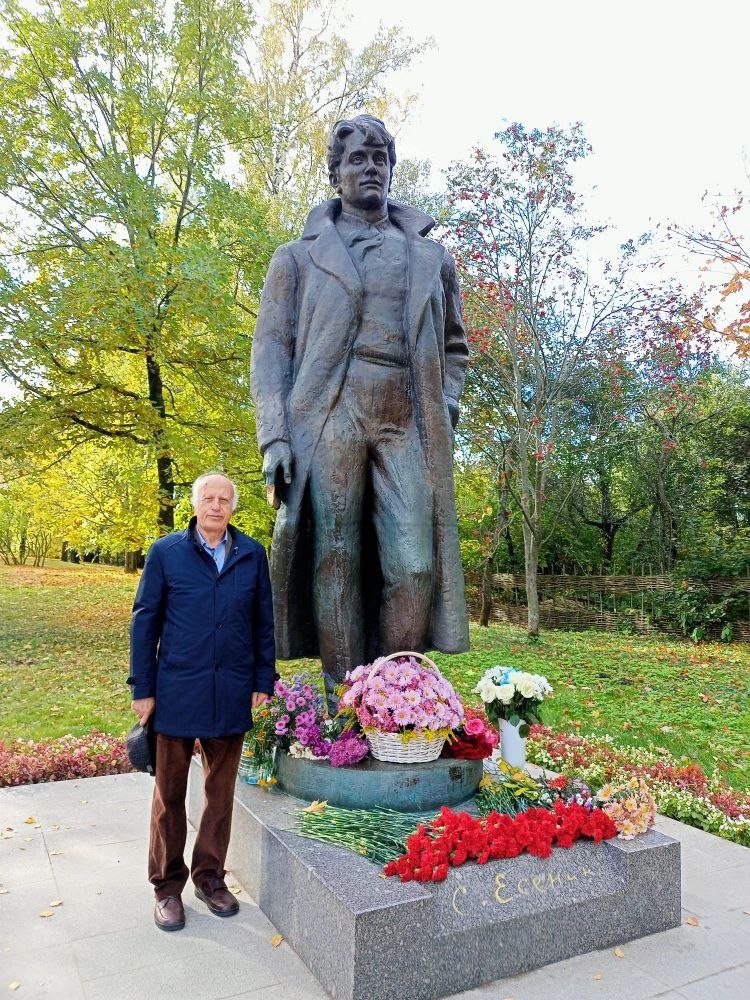 У памятника С. Есенину. Фото предоставлено Низаром Канааном 