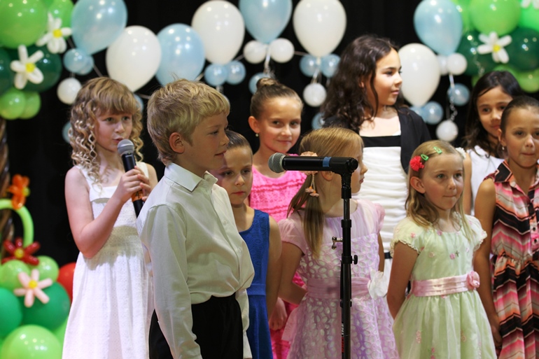 Детский Хор «Россинки» исполняет песню из мюзикла «Дети Земли»