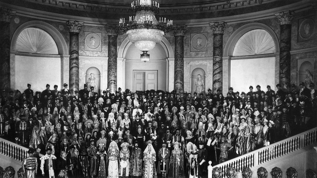 Все участники костюмированного придворного бала-маскарада, 1903. Фото: wikipedia.org###https://ru.wikipedia.org/wiki/%D0%9A%D0%BE%D1%81%D1%82%D1%8E%D0%BC%D0%B8%D1%80%D0%BE%D0%B2%D0%B0%D0%...