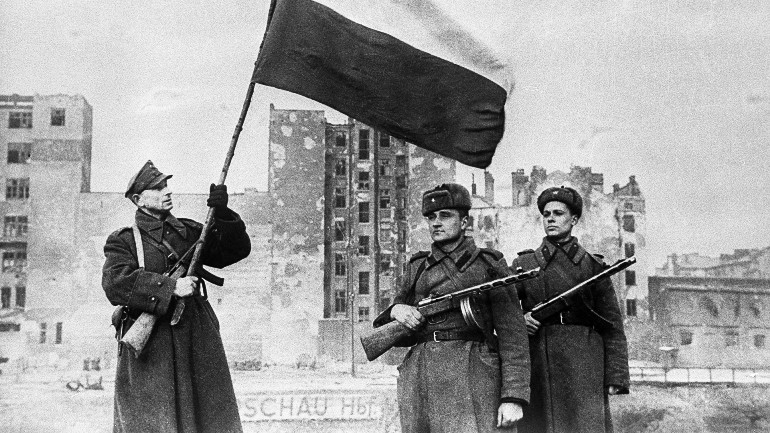 Бойцы Войска польского и Красной армии на улицах польской столицы. Фото: rbth.com