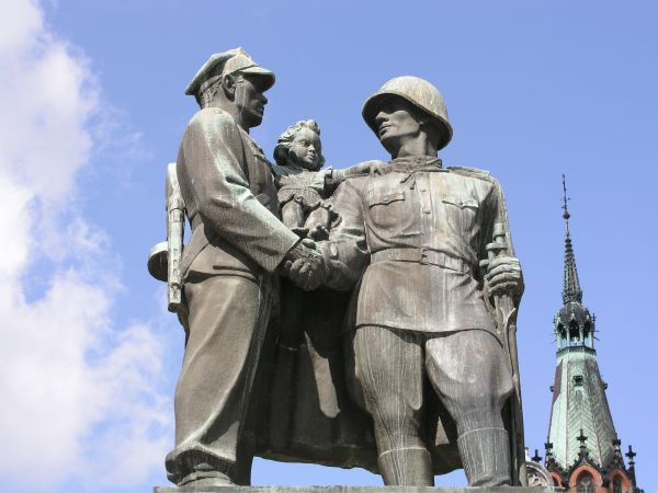 Памятник советскому и польскому солдату в Легнице. Фото legnica.net.ru