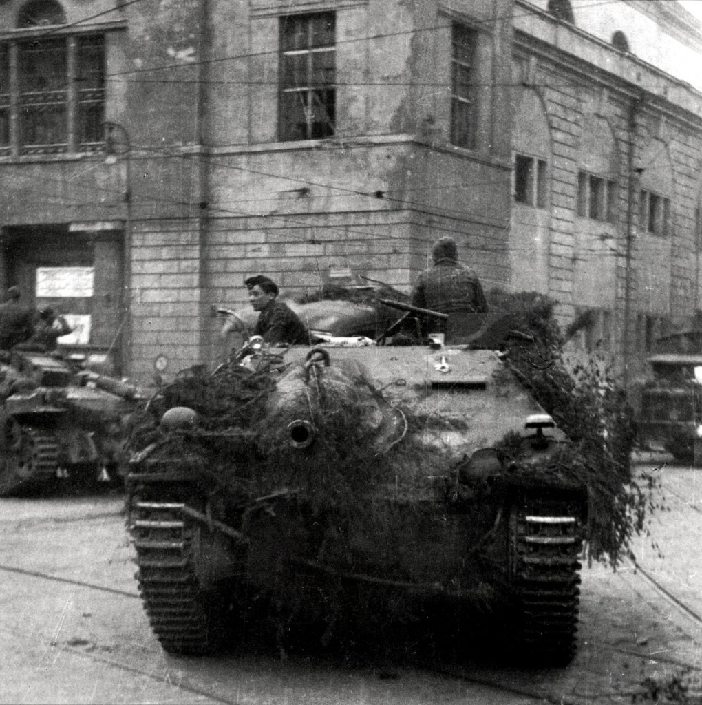 Немецкий истребитель танков «Хетцер» в Праге, май 1945 г. Источник фото: http://waralbum.ru