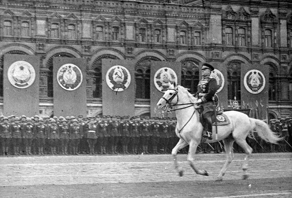 Фото: Е. Халдей. Маршал Георгий Жуков принимает Парад Победы