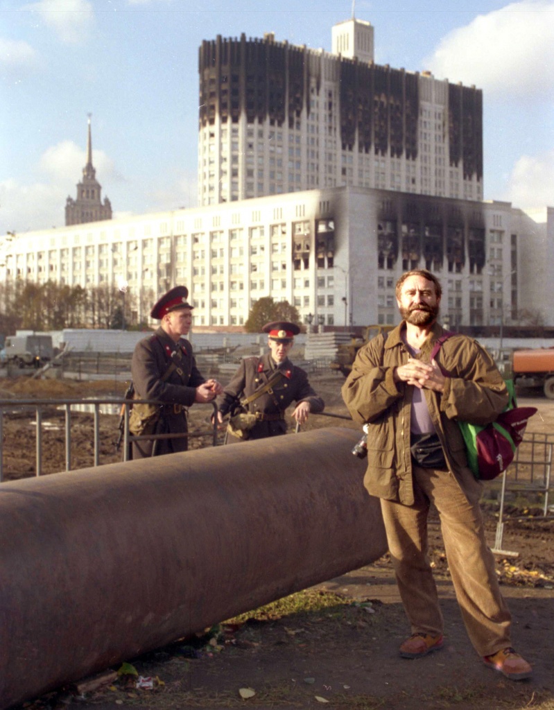 У Белого Дома - Москва, октябр 1993.jpg