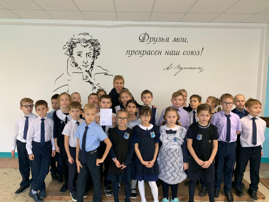 Елена Сабурова с учениками одной из пушкинских школ