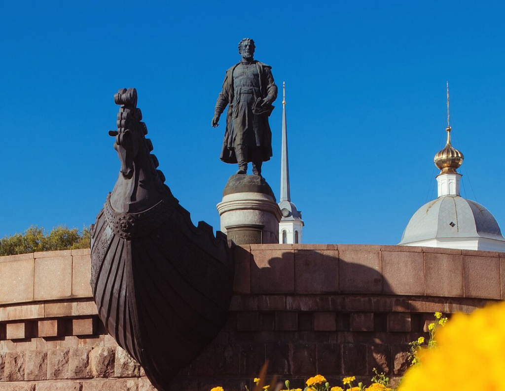 Тверь, памятник Афанасию Никитину. Фото: Ветер Тверских Крыш / ru.wikipedia.org (CC BY-SA 4.0)###https://ru.wikipedia.org/wiki/Тверь#/media/Файл:Афанасий_Никитин_в_ярких_красках_Тверской_осени_(cropped).jpg