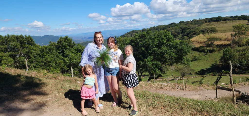 Яна Солоха с детьми