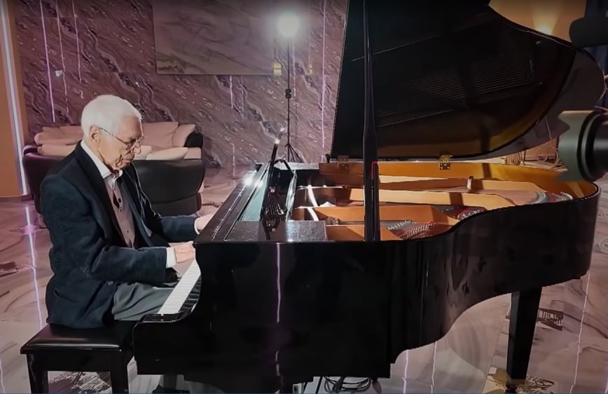 Фото: стоп-кадр / Первый канал / 1tv.ru###https://www.1tv.ru/news/2026-03-10/535911-vsenarodno_lyubimyy_kompozitor_aleksandr_zatsepin_otmechaet_vekovoy_yubiley