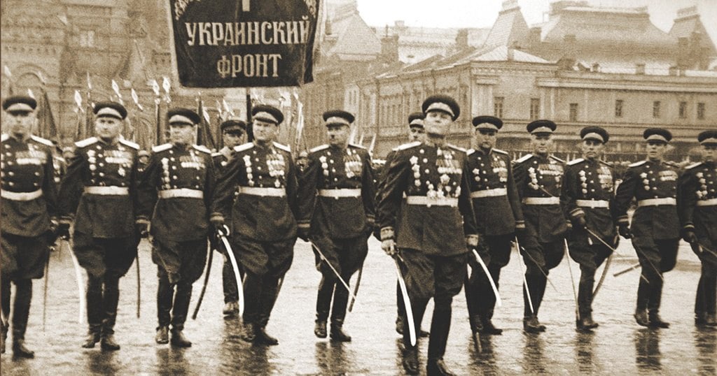 Парад победителей 1945 г. на Красной площади. Фото: города воинской славы / ВКонтакте###https://vk.com/photo-137315451_457264200