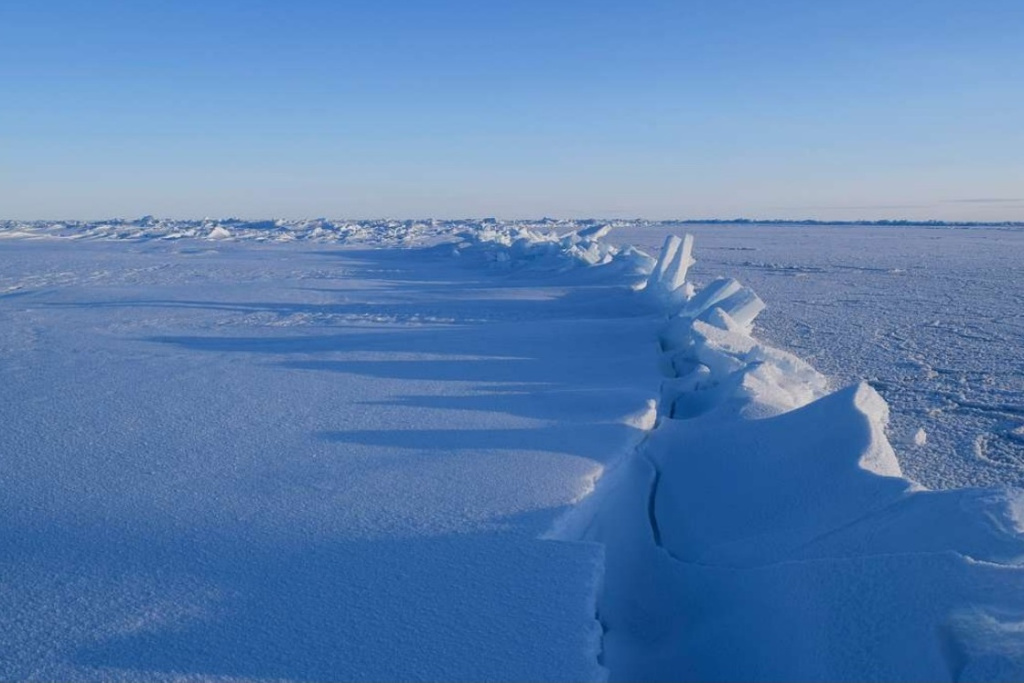 Фото: picryl.com###https://picryl.com/ru/media/two-ice-floes-collide-and-create-a-fault-line-in-the-arctic-circle-29731c