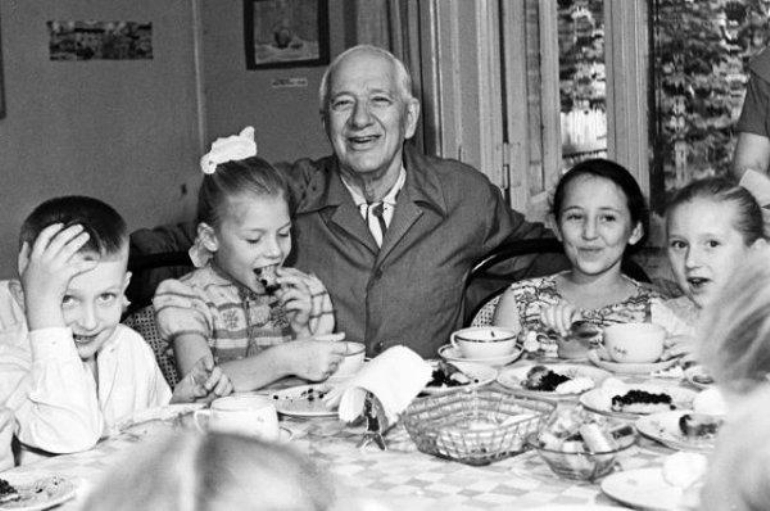 К. И. Чуковский с детьми. Фото: moiarussia.ru