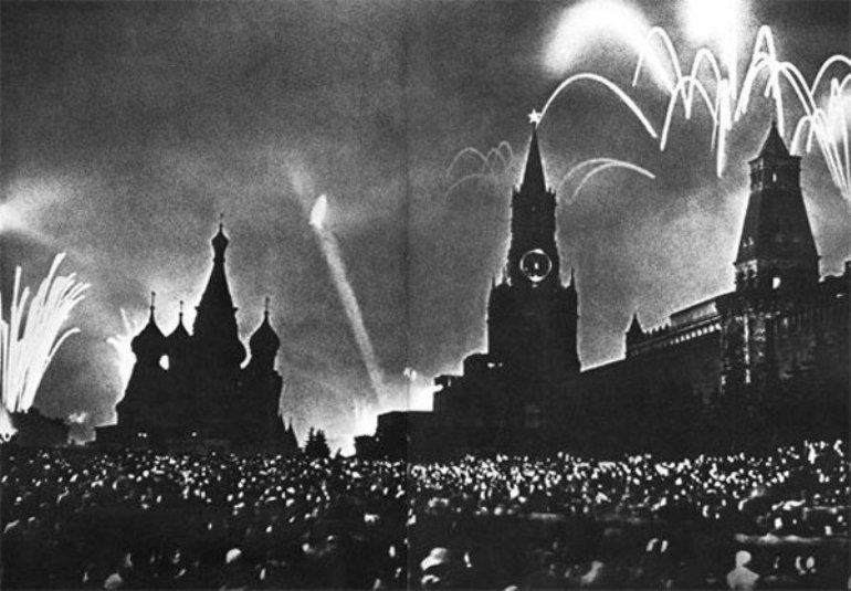 Салют в честь Победы в Москве, 9 мая 1945 г. Фото: m.fotostrana.ru