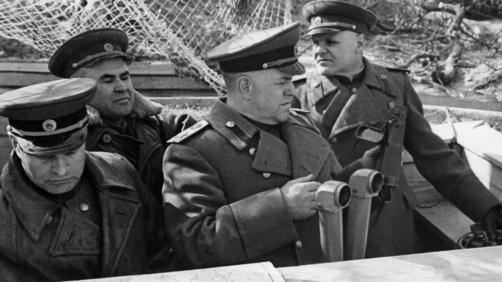 Командующий 1-м Белорусским фронтом Маршал Георгий Константинович Жуков на командном пункте в районе Зееловских высот, апрель 1945 г. Крайний справа – член Военного совета фронта генерал-полковник К.Ф. Телегин, крайний слева – командующий артиллерией 1-го Белорусского фронта генерал-полковник В.И. Казаков, второй слева – начальник тыла фронта генерал-полковник Н.А. Антипенко. Источник фото: http://waralbum.ru