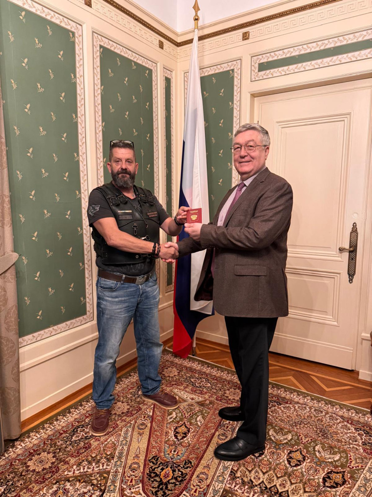 Посол России в Швейцарии Сергей Гармонин вручает российский паспорт Рольфу Шеффлеру