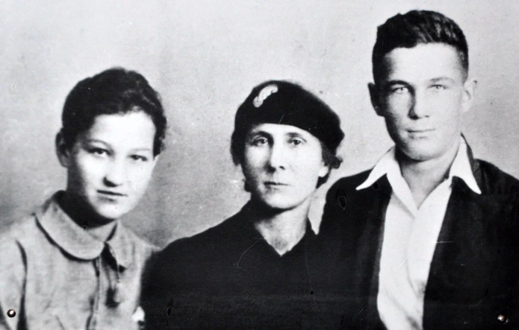 Зоя с матерью Любовью Тимофеевной (1900-1978) и братом Шурой (1925-1945)