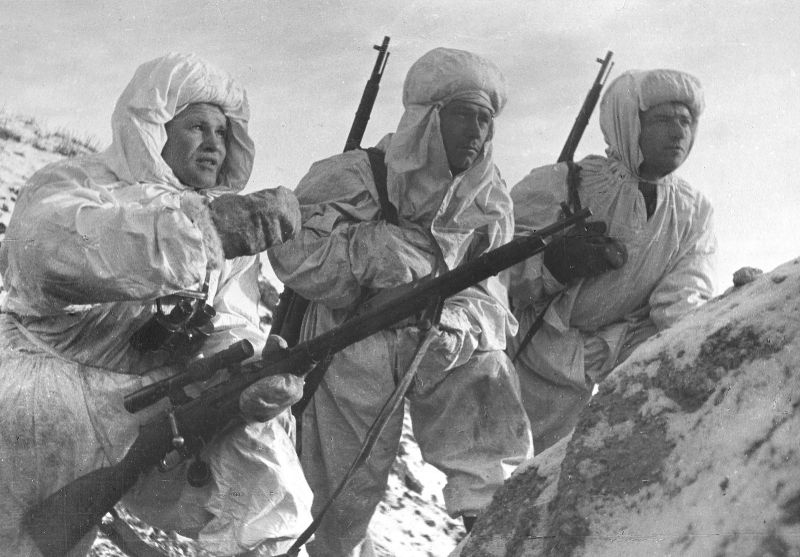 Фото: Василий Зайцев объясняет ученикам Н. Куликову и П. Костареву предстоящую задачу / waralbum.ru Фото: Василий Зайцев объясняет ученикам Н. Куликову и П. Костареву предстоящую задачу / waralbum.ru