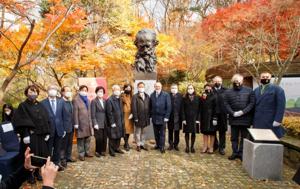 Памятник Льву Толстому в Литературном доме Сеула