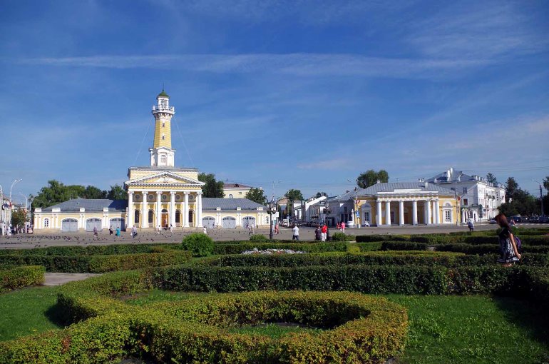 Пожарная каланча (слева) и гауптвахта (справа) на Сусанинской площади в Костроме. Фото: tourweek.ru