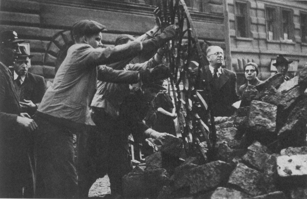 Пражские повстанцы сооружают баррикаду на подходе к Староместской площади, май 1945 г. Источник фото: http://waralbum.ru