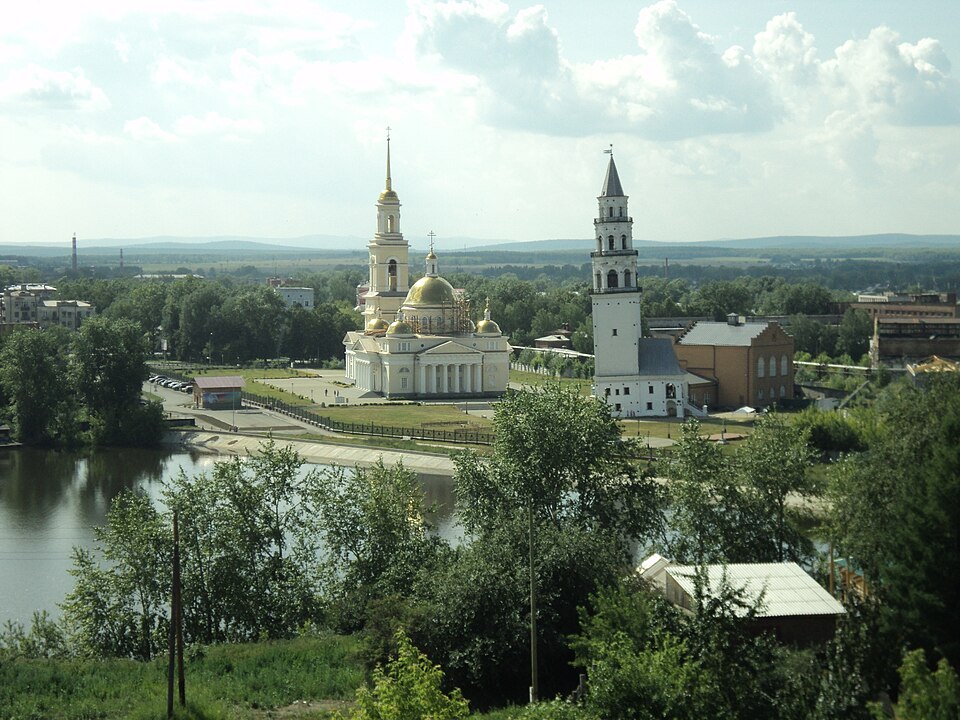 Невьянск, Наклонная башня и Спасо-Преображенский собор. Фото: wikipedia.org###https://ru.wikipedia.org/wiki/%D0%9D%D0%B5%D0%B2%D1%8C%D1%8F%D0%BD%D1%81%D0%BA