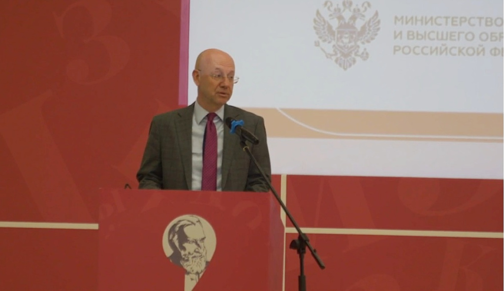 Директор Департамента по многостороннему гуманитарному сотрудничеству и культурным связям МИД России, председатель правления фонда «Русский мир» Александр Алимов