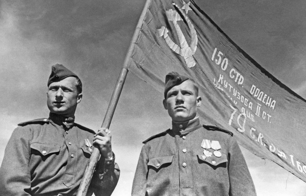 Мелитон Кантария и Михаил Егоров со Знаменем Победы, которое было водружено ими над Рейхстагом 1 мая 1945 года. Фото: Владимир Гребнев / Фотохроника ТАСС Мелитон Кантария и Михаил Егоров со Знаменем Победы, которое было водружено ими над Рейхстагом 1 мая 1945 года. Фото: Владимир Гребнев / Фотохроника ТАСС