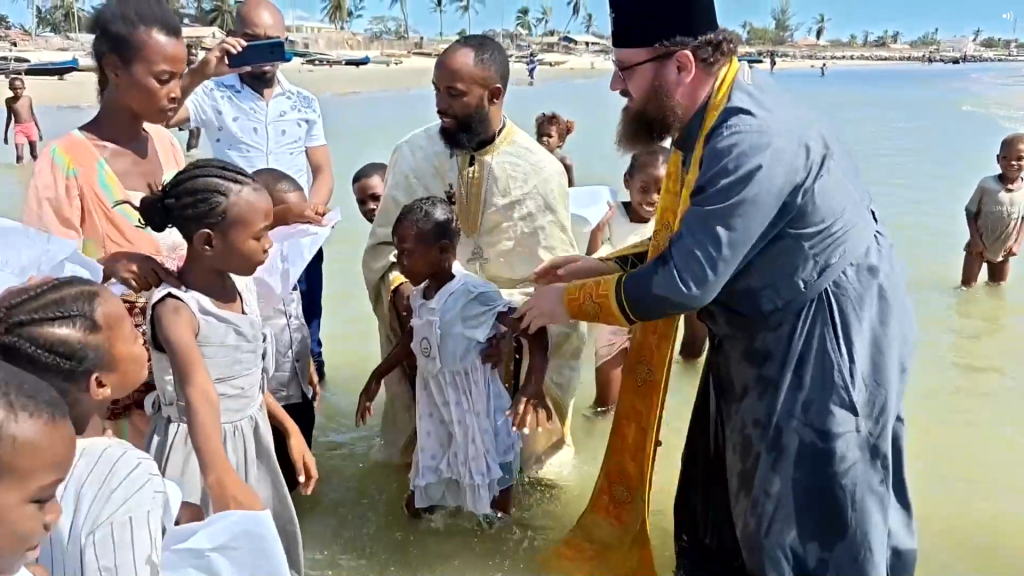 Крещение на Мадагаскаре, стоп-кадр