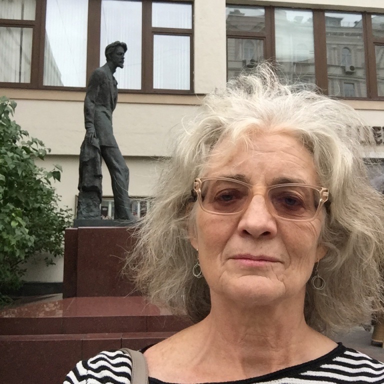Кэрол Аполлонио (в Москве, у памятника Чехову в Камергерском переулке)